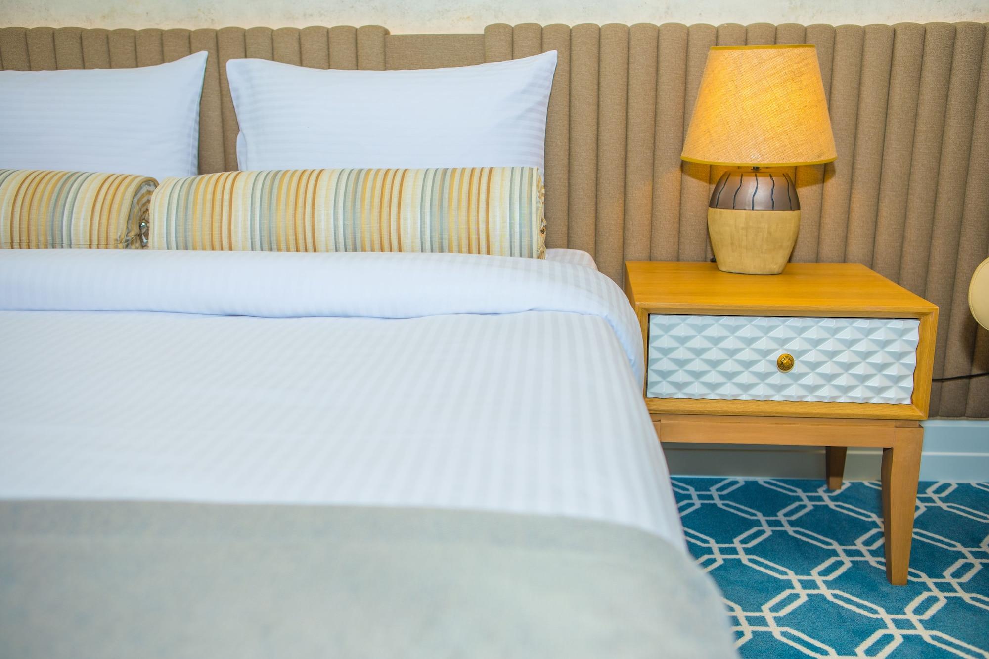Promenade Hotel Baku Luaran gambar A bedside table