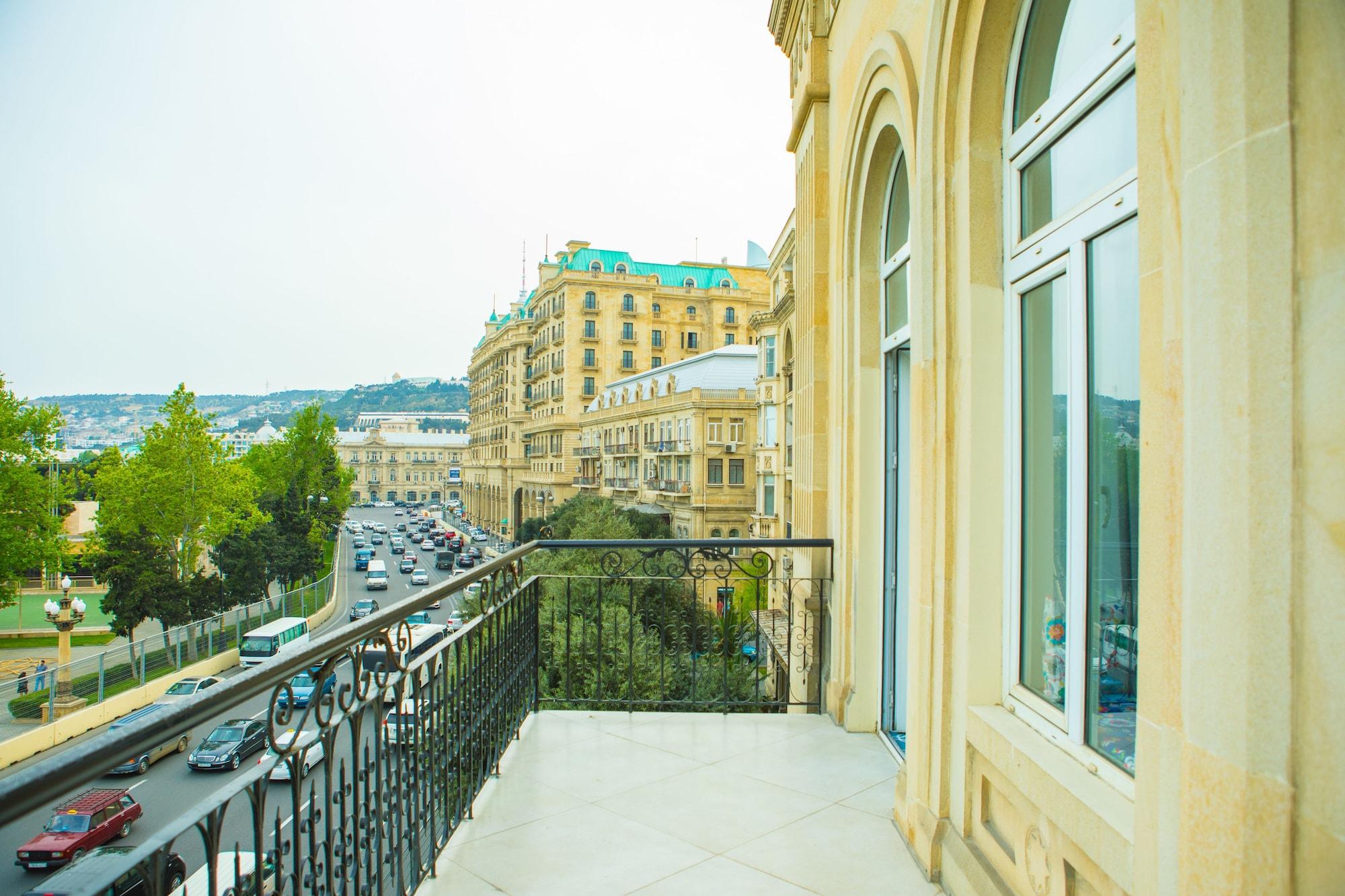 Promenade Hotel Baku Luaran gambar A balcony in Baku, Azerbaijan