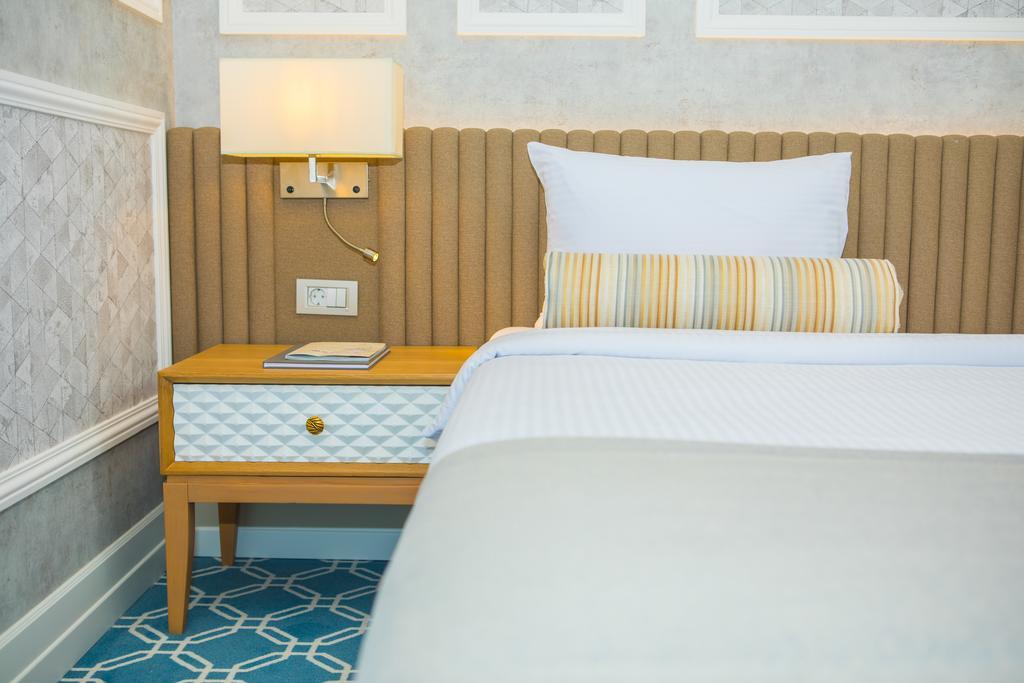 Promenade Hotel Baku Luaran gambar A bedside table