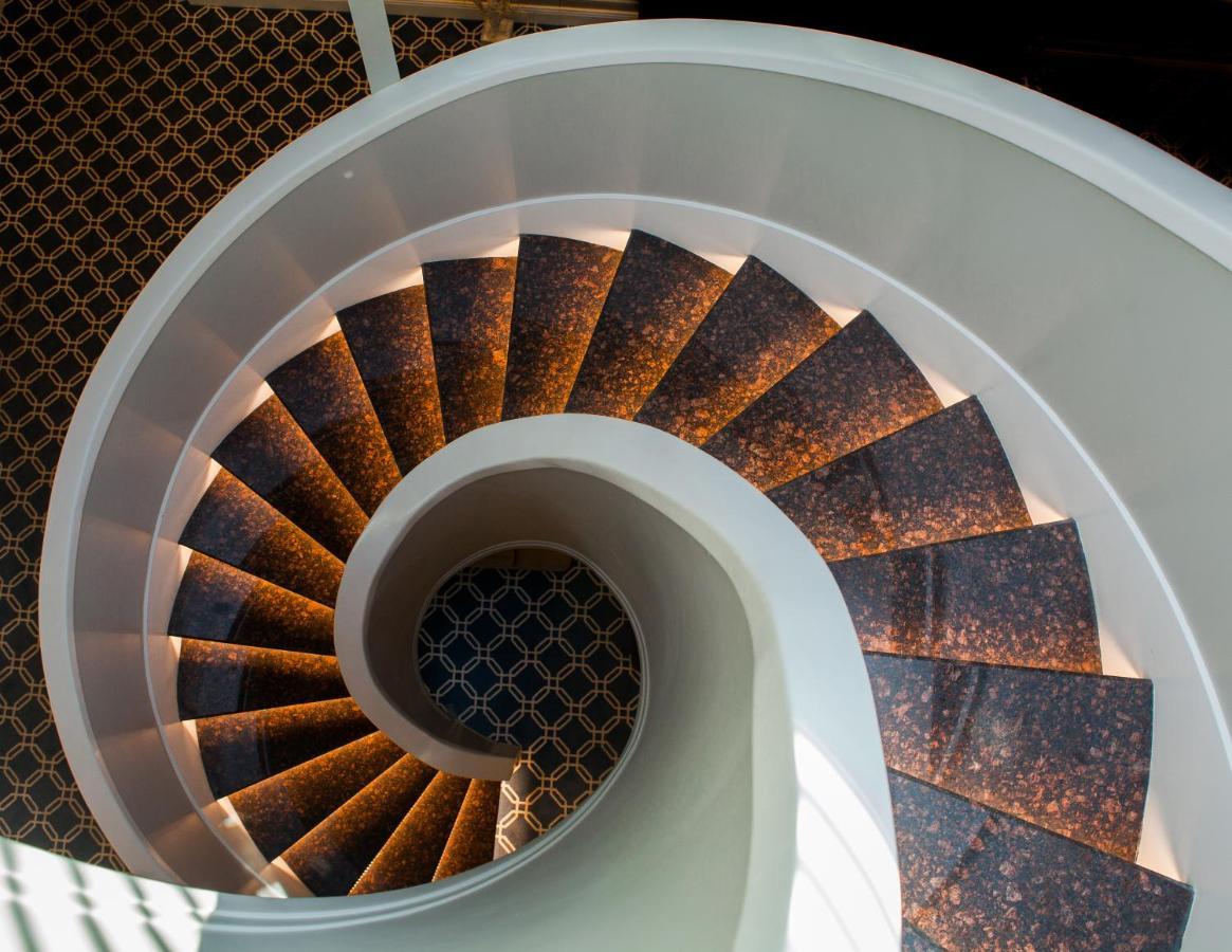 Promenade Hotel Baku Luaran gambar Spiral staircase