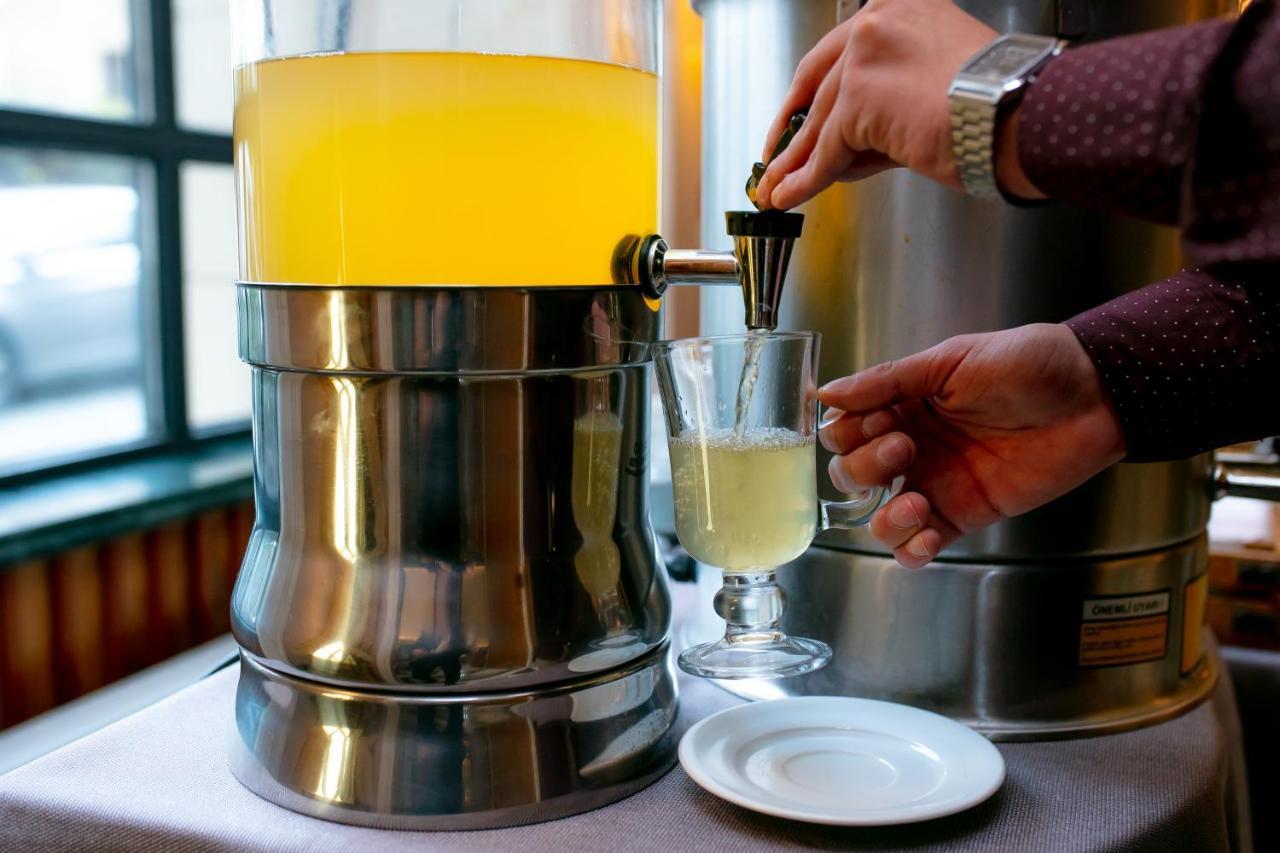 Promenade Hotel Baku Luaran gambar A glass of ginger ale being poured