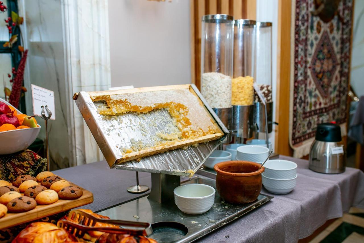 Promenade Hotel Baku Luaran gambar A honey dispenser