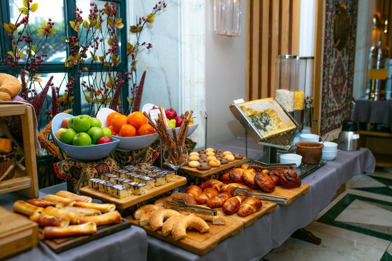 Promenade Hotel Baku Luaran gambar A buffet at a hotel