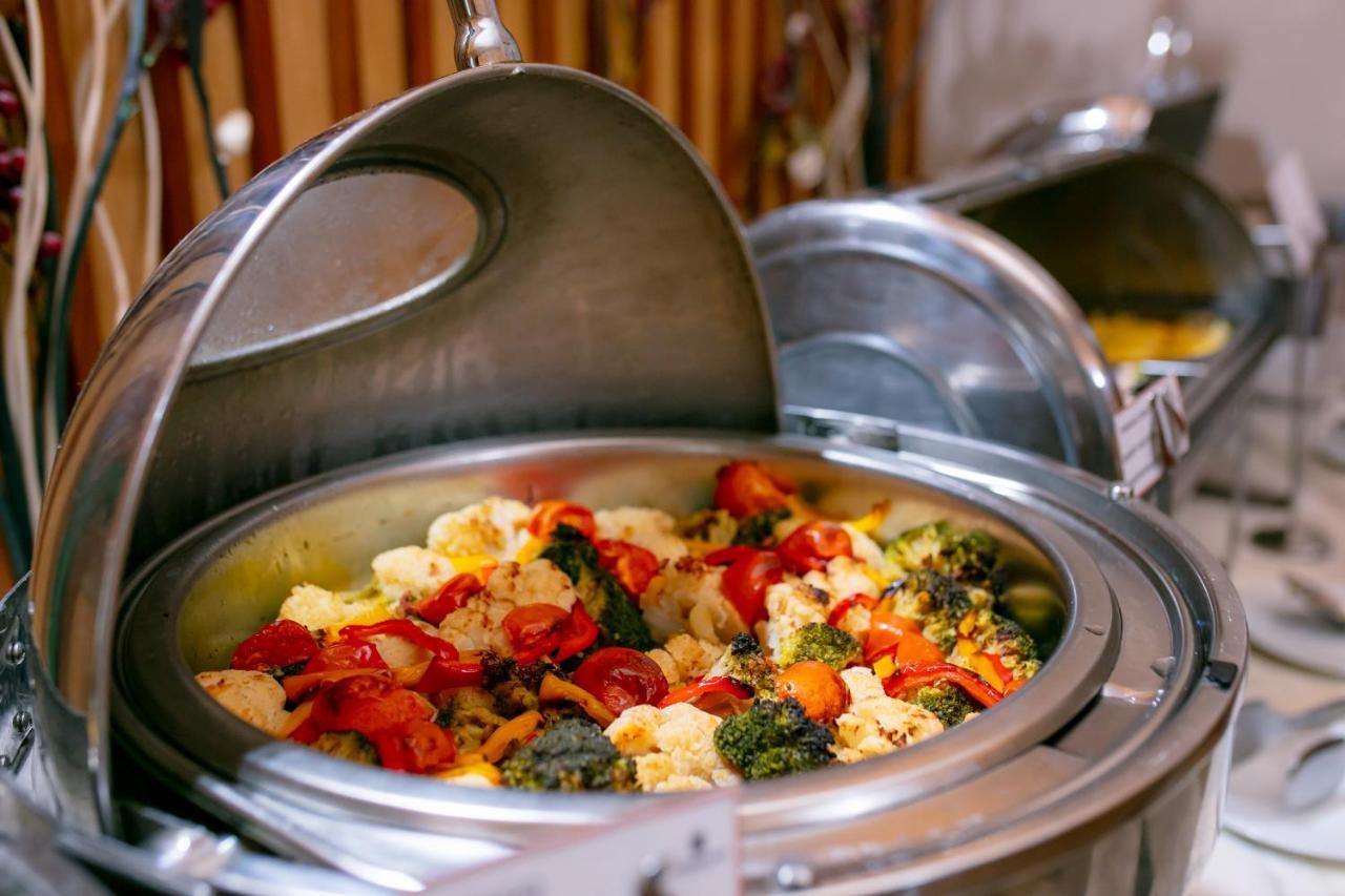 Promenade Hotel Baku Luaran gambar A chafing dish