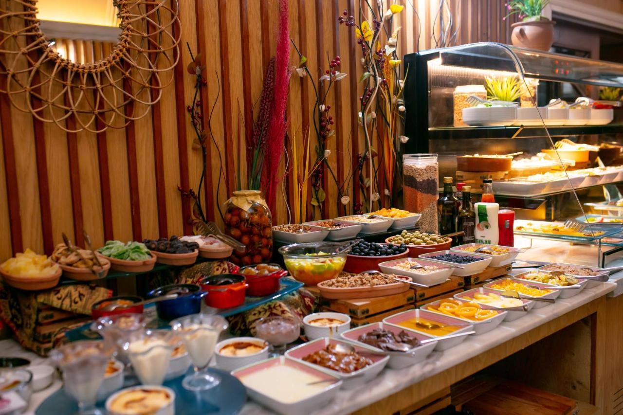 Promenade Hotel Baku Luaran gambar A buffet in a restaurant