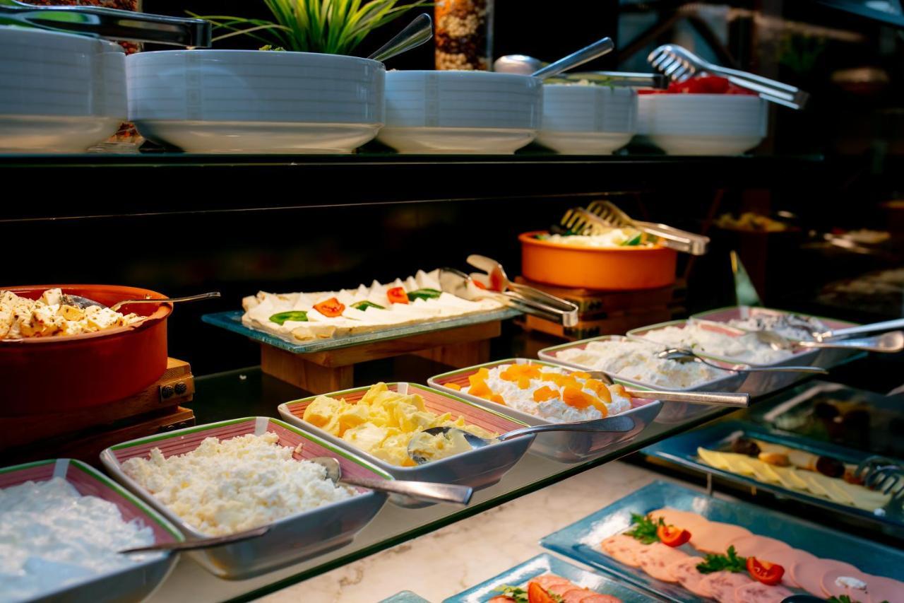 Promenade Hotel Baku Luaran gambar A buffet at a restaurant