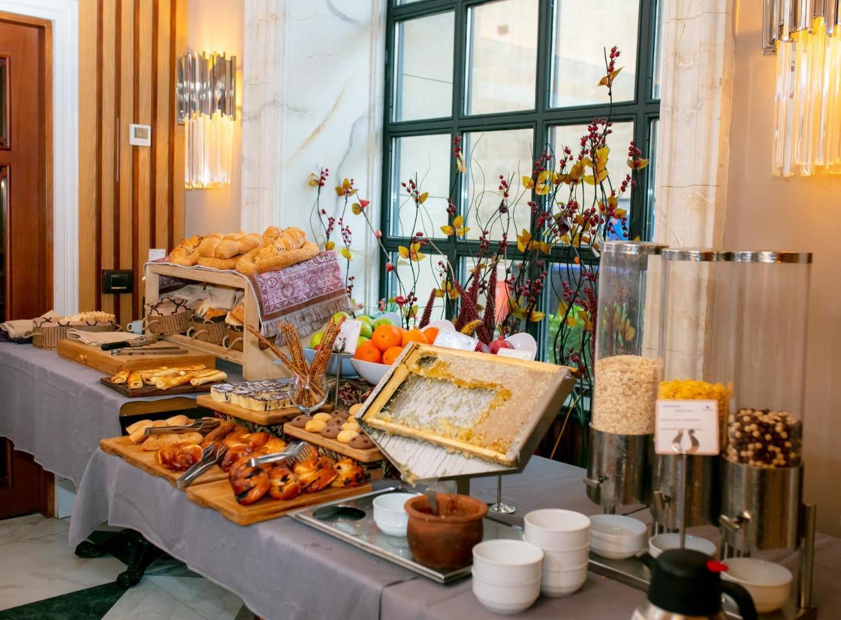 Promenade Hotel Baku Luaran gambar A breakfast buffet