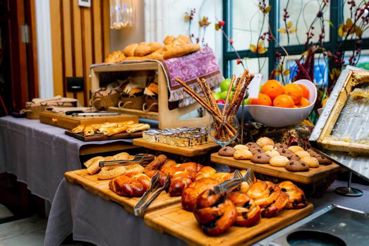 Promenade Hotel Baku Luaran gambar A buffet table with a selection of bread and pastries