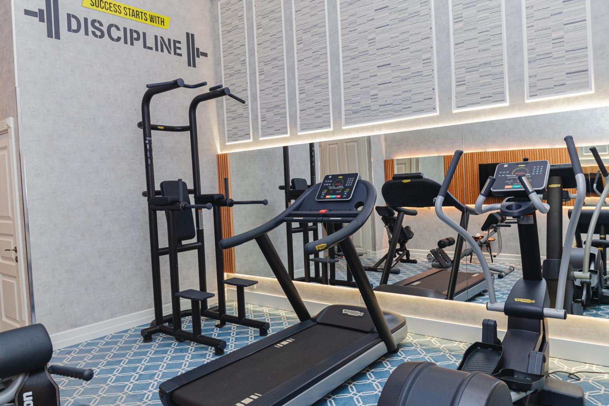 Promenade Hotel Baku Luaran gambar A gym in a hotel