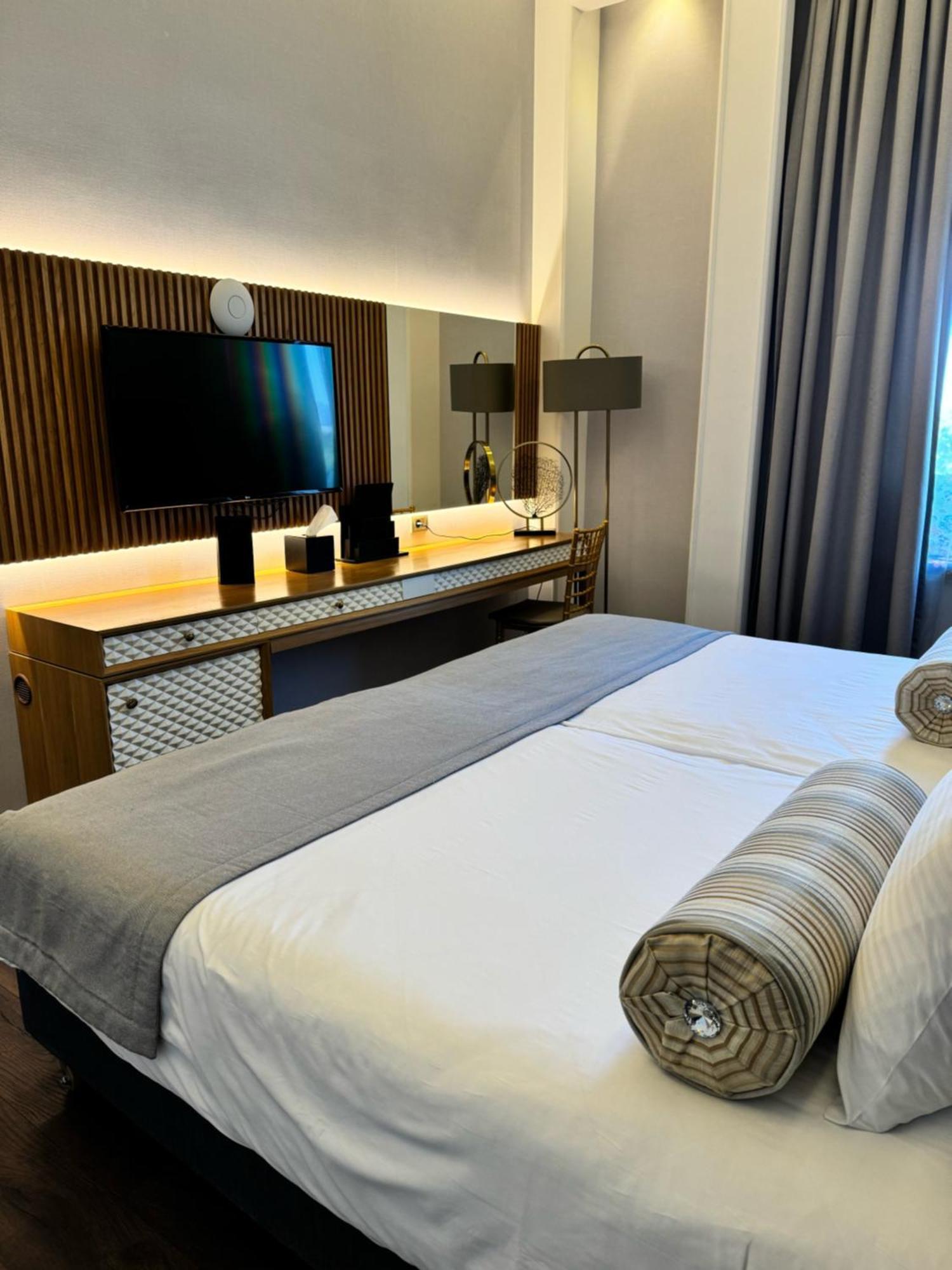 Promenade Hotel Baku Luaran gambar A bedroom at the hotel