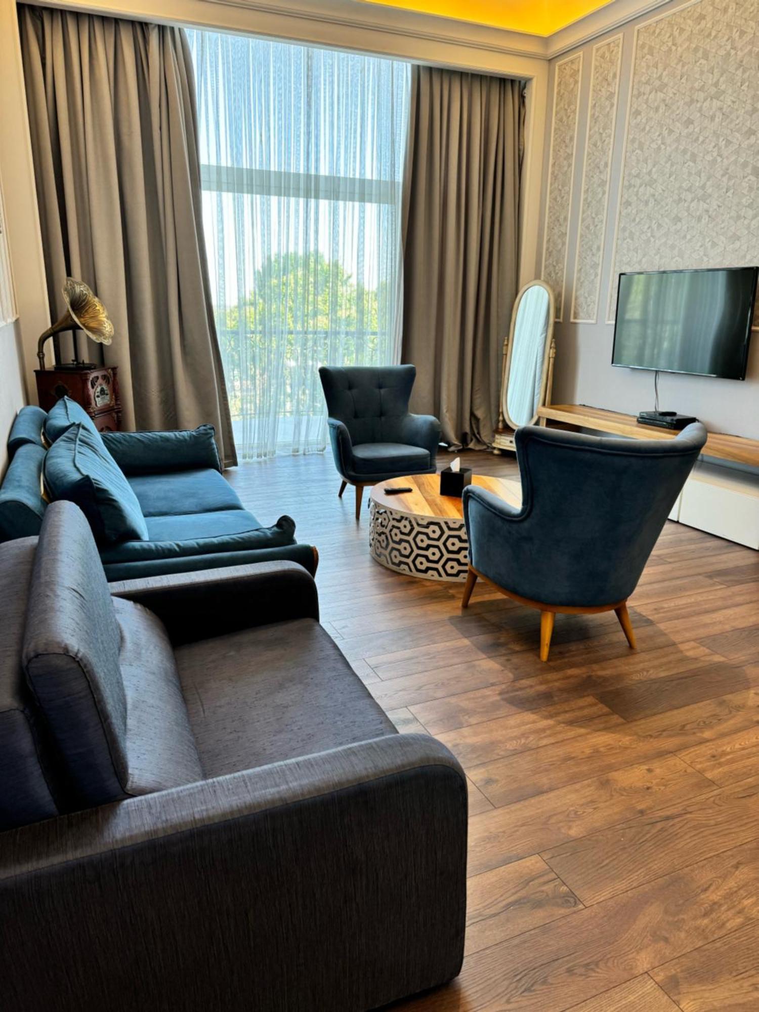Promenade Hotel Baku Luaran gambar A living room in a modern apartment