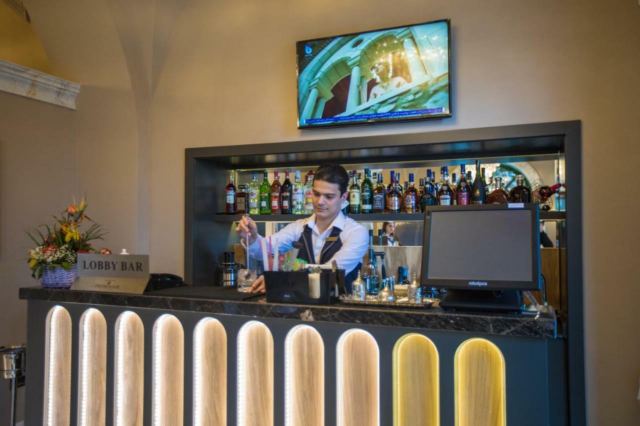 Promenade Hotel Baku Luaran gambar A bartender at work
